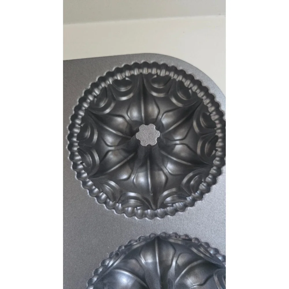 Nordic Ware Autumn Treats Pan 6 Cavity Cast Aluminum Nonstick Fall Cake Pan